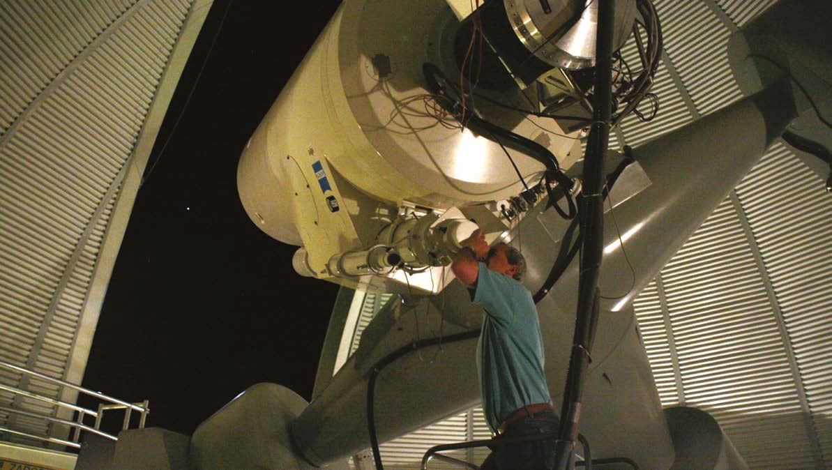Operador manejando la Estación Óptica Terrestre en el Observatorio del Teide